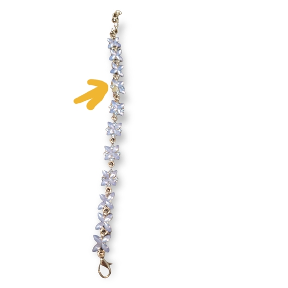 Bundle of Blue and White Costume Jewelleries - Picture 5 of 5